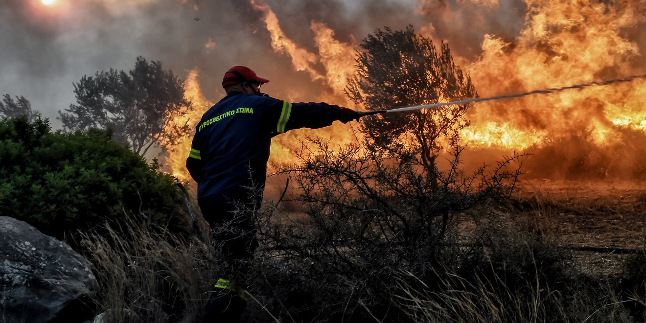 Φωτιές - Ελλάδα: Μάχη της Πυροσβεστικής με τις φλόγες για να σβήσουν οι πυρκαγιές σε όλη τη χώρα 