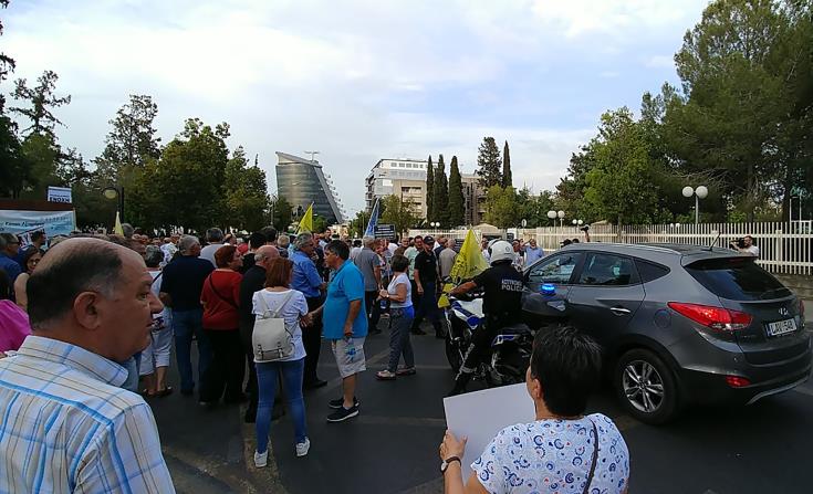 Ένταση έξω από το Προεδρικό στην εκδήλωση διαμαρτυρίας του Σύνδ. Κατόχων Τραπεζικών Αξιογράφων 