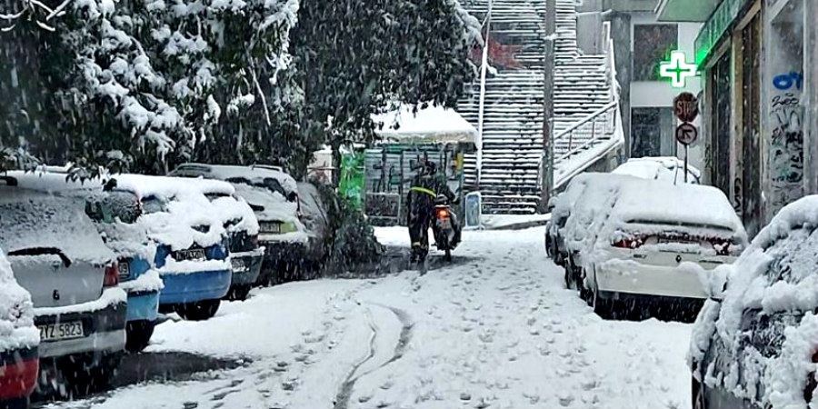 Απίστευτη φωτογραφία: Ντελιβεράς ανεβάζει με τα χέρια το μηχανάκι μεσ’ τα χιόνια