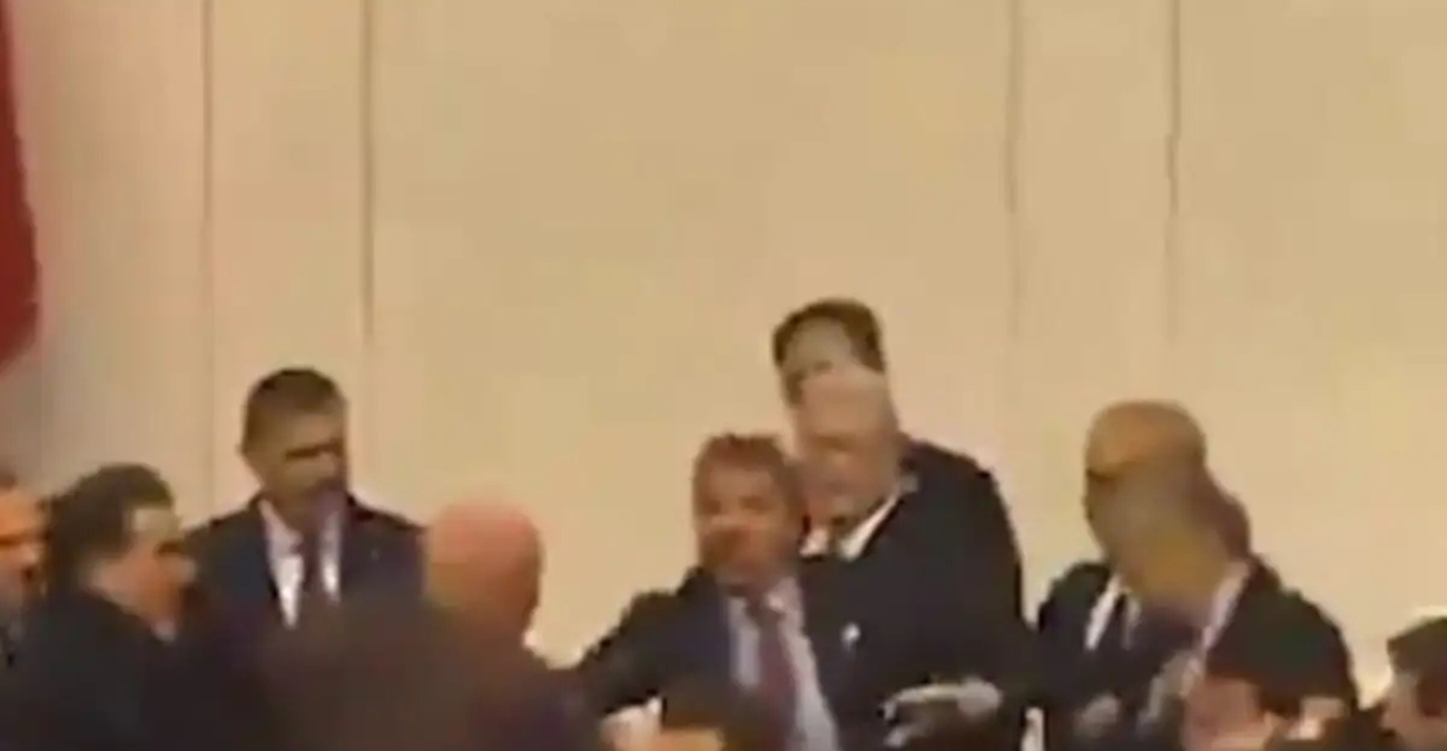 Τουρκία: Άγριο ξύλο μέσα στη Βουλή κατά τη διάρκεια της ορκωμοσίας του υπουργού Δικαιοσύνης