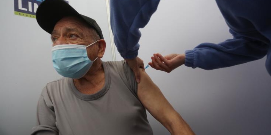 CDC: Μειώνεται η προστασία των εμβολίων κατά του Covid