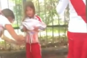 ΑΙΣΧΟΣ: Γυναίκα έζωσε κοριτσάκι με φωτοβολίδες για να τις περάσει στο «Monumental»! (ΒΙΝΤΕΟ)