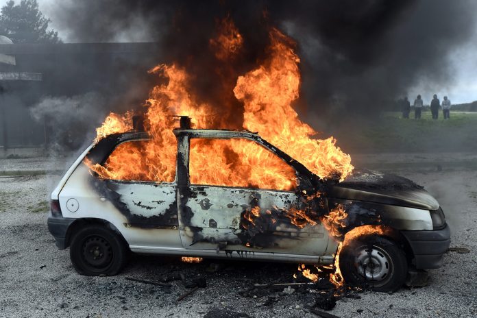 Τραγωδία στη Γλυφάδα – Οδηγός κάηκε μέσα στο αυτοκίνητό του