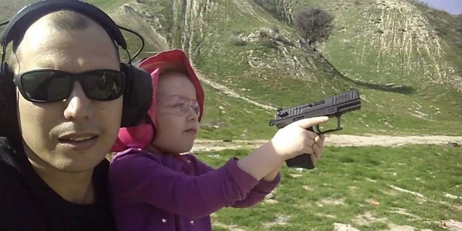Τετράχρονο δοκιμάζει για πρώτη φορά όπλο - VIDEO