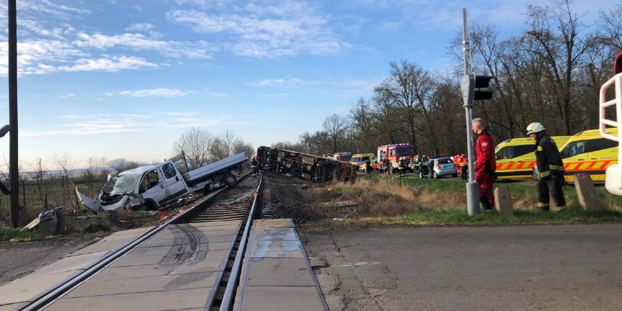 ΕΚΤΑΚΤΟ: Φορτηγό συγκρούστηκε με τρένο στην Ουγγαρία – Αναφορές για νεκρούς - Δείτε φωτογραφίες