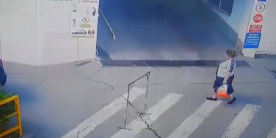 Πρωτότυπο ατύχημα σε χώρο στάθμευσης – «Σύγκρουση» γυναικών – VIDEO