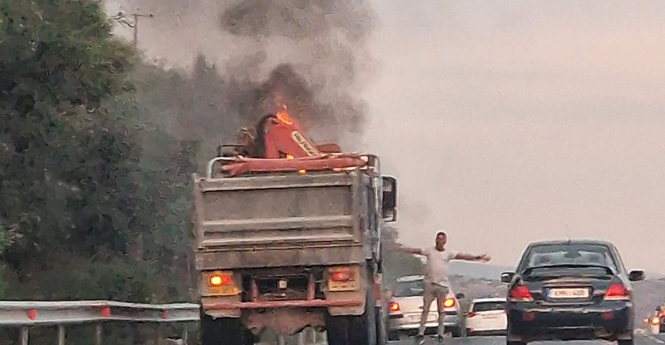 Στις φλόγες τυλίχτηκε φορτηγό στον αυτοκινητόδρομο - Δείτε φωτογραφία