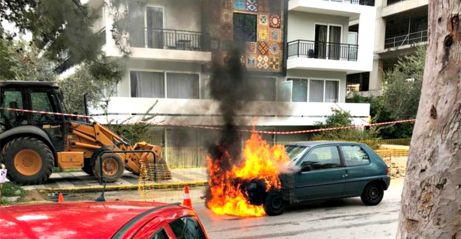 Αυτοκίνητο στη Γλυφάδα «τυλίχθηκε» στις φλόγες - Γλίτωσαν η ηλικιωμένη και το παιδί που επέβαιναν στο όχημα