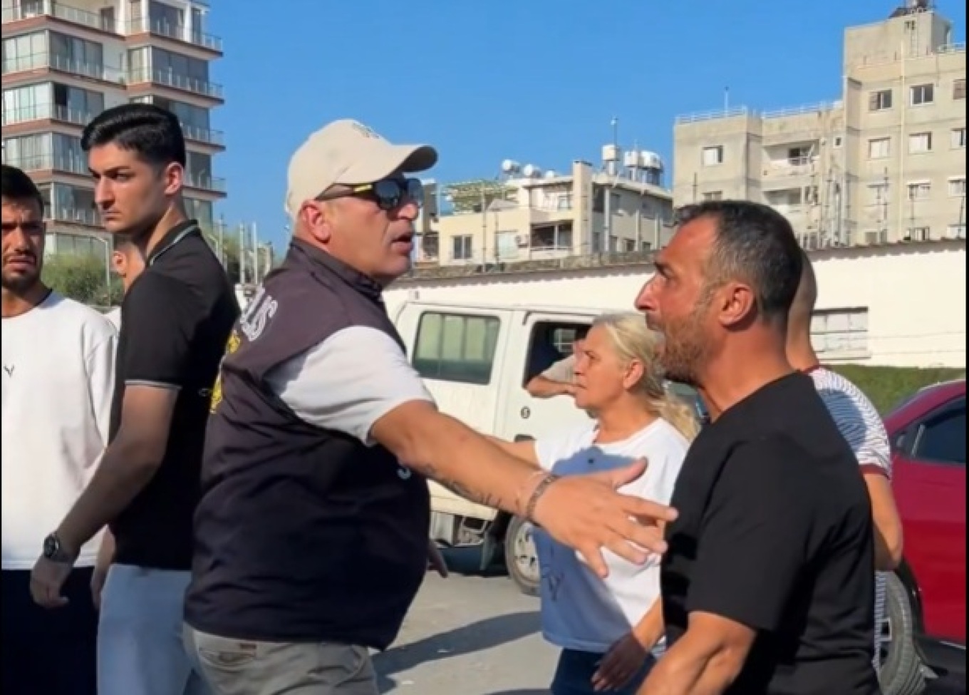 Συγκλονιστικό βίντεο: Πατέρας προσπαθεί να σταματήσει ασθενοφόρα στην Κερύνεια αναζητώντας τα αγνοούμενα παιδιά του
