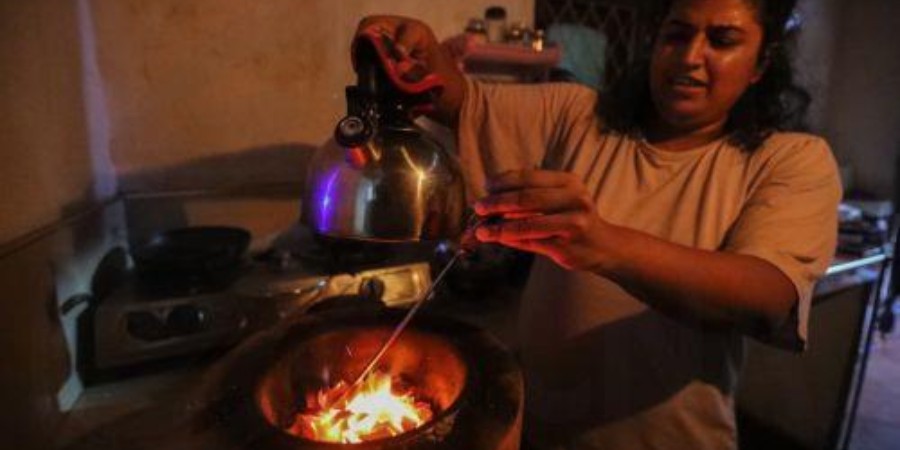 Στη Σρι Λάνκα επιστρέφουν στο μαγείρεμα με ξύλα, καθώς η οικονομία καταρρέει