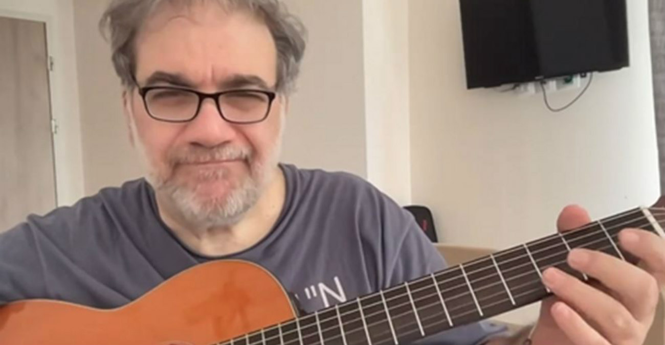 Δημήτρης Σταρόβας: Παίζει κιθάρα πρώτη φορά μετά το εγκεφαλικό και συγκινεί - Δείτε βίντεο