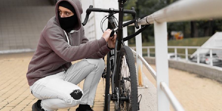 Έκλεψε ποδήλατο έξω από οικία - Βρήκαν κι άλλα στο σπίτι του - Στο κελί 20χρονος