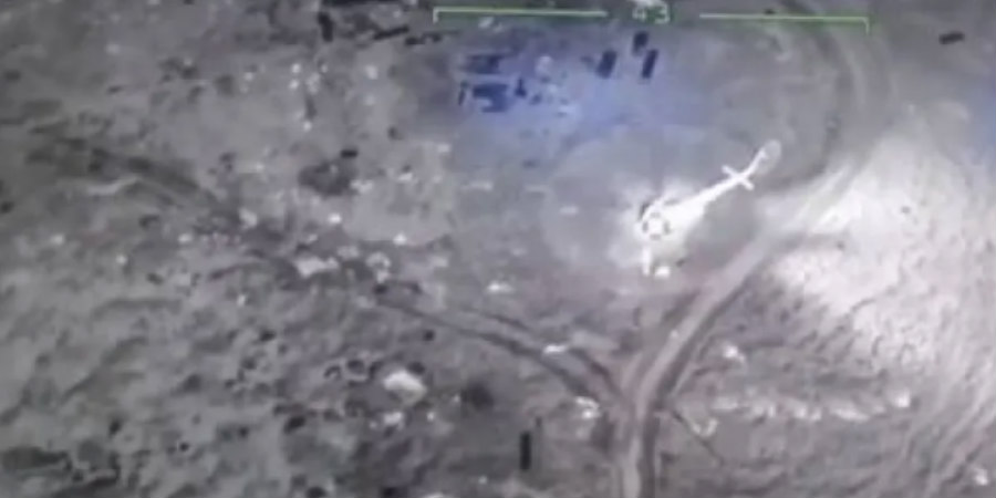 Ουκρανία: Βίντεο καταγράφει τη στιγμή που ουκρανικά drone χτυπούν ρωσικό ελικόπτερο στο Φιδονήσι