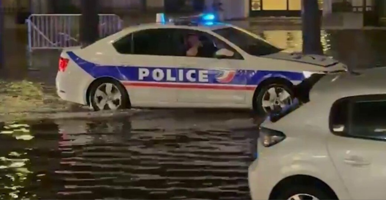 VIDEO: Αστυνομικοί έκαναν περιπολία στους πλημμυρισμένους δρόμους με μουσική υπόκρουση από τον Τιτανικό