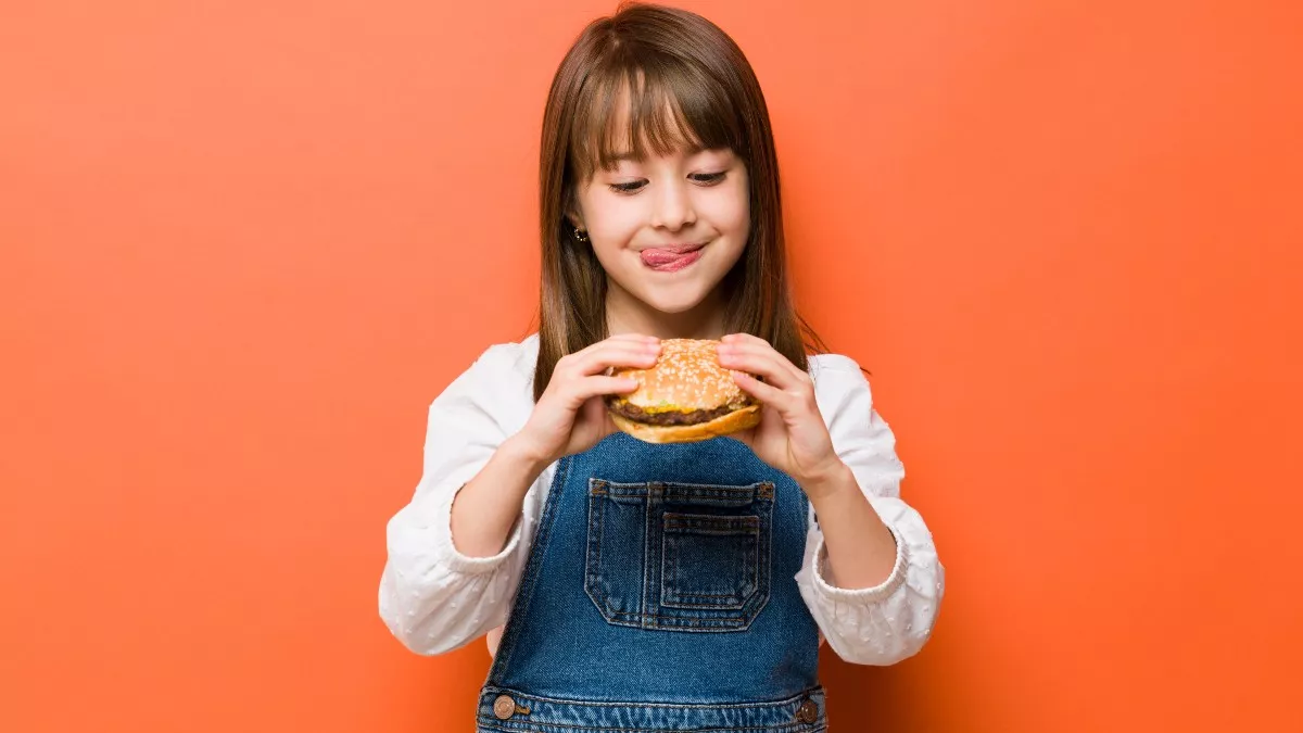 Τρώει το παιδί συνέχεια πρόχειρο φαγητό; Τι θα συμβεί στον εγκέφαλό του