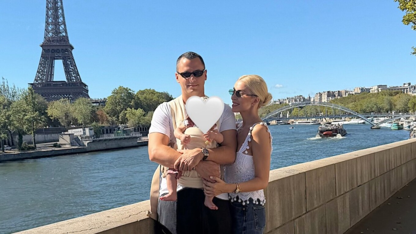 Κατερίνα Καινούργιου: Πόζαρε με το παιδί της αγκαλιά και φόντο τον Πύργο του Άιφελ