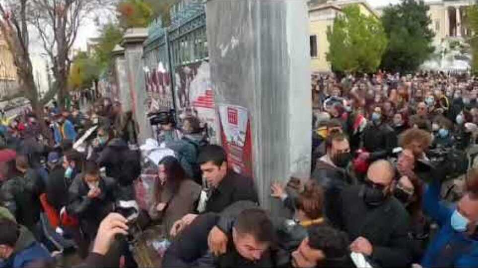 Πολυτεχνείο: Ξύλο μεταξύ φοιτητών - «Αστακός» με 6.000 αστυνομικούς η Αθήνα -ΒΙΝΤΕΟ