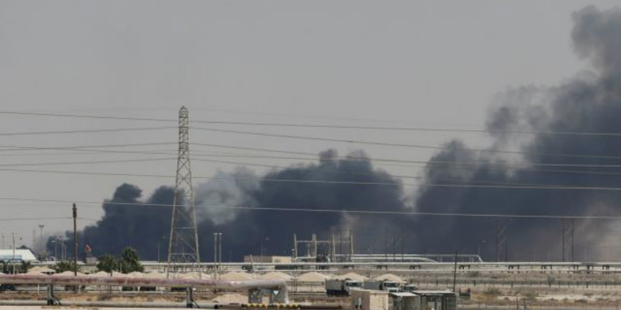 Bloomberg: Εκτοξεύτηκε η τιμή του πετρελαίου μετά τις επιθέσεις στη Σαουδική Αραβία
