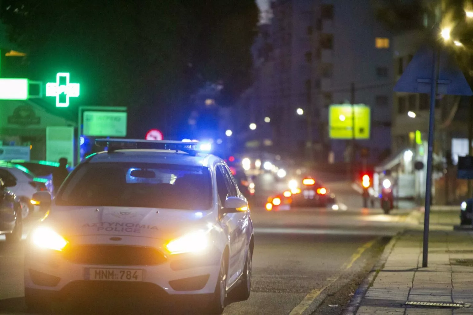 «Ντου» σε εστιατόριο στη Λεμεσό: Πέρασαν χειροπέδες στην ιδιοκτήτρια - Έμπλεξε με τα όσα εντοπίστηκαν - Δείτε φωτογραφία