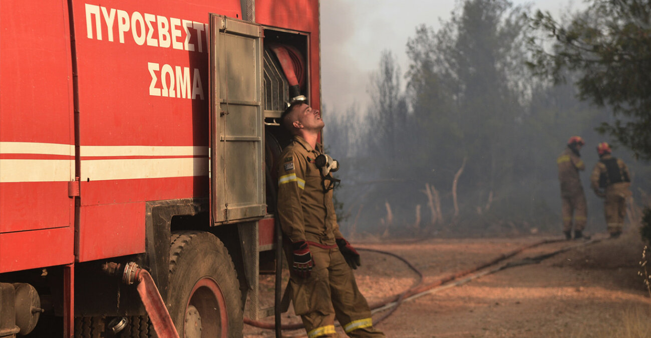 Φωτιά στη Μάνδρα: Κρίσιμη η κατάσταση στα πύρινα μέτωπα - Πώς αναζωπυρώθηκε η πυρκαγιά