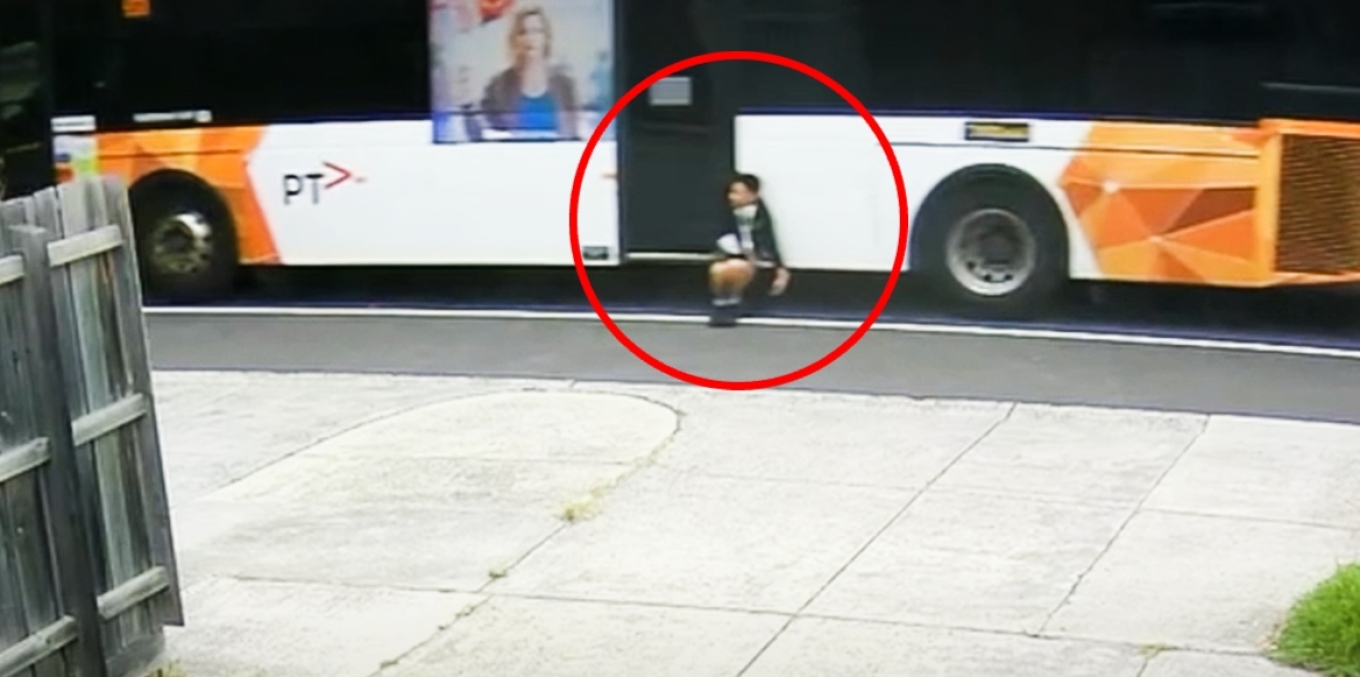 Τρομακτικό βίντεο: 12χρονος πιάστηκε σε πόρτα λεωφορείου και σύρθηκε στον δρόμο για 350 μέτρα