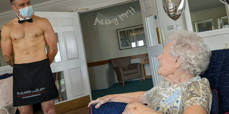 Απίθανη γιαγιά στην Αγγλία: Γιόρτασε τα 106α γενέθλιά της προσλαμβάνοντας γυμνό μπάτλερ - Δείτε βίντεο
