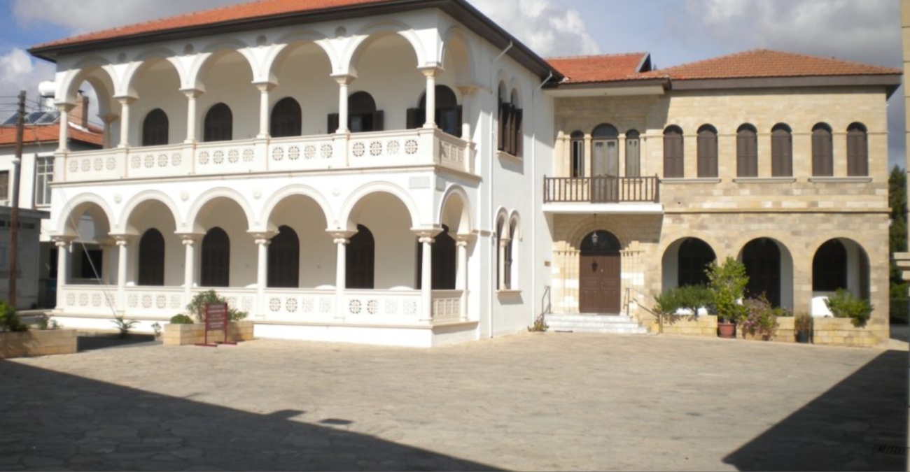 Λαϊκή εξέγερση στην Πάφο για τον τέως Μητροπολίτη: Με σύνθημα «Άρον, άρον σταύρωσον αυτόν» βγήκαν στους δρόμους εκατοντάδες πιστοί