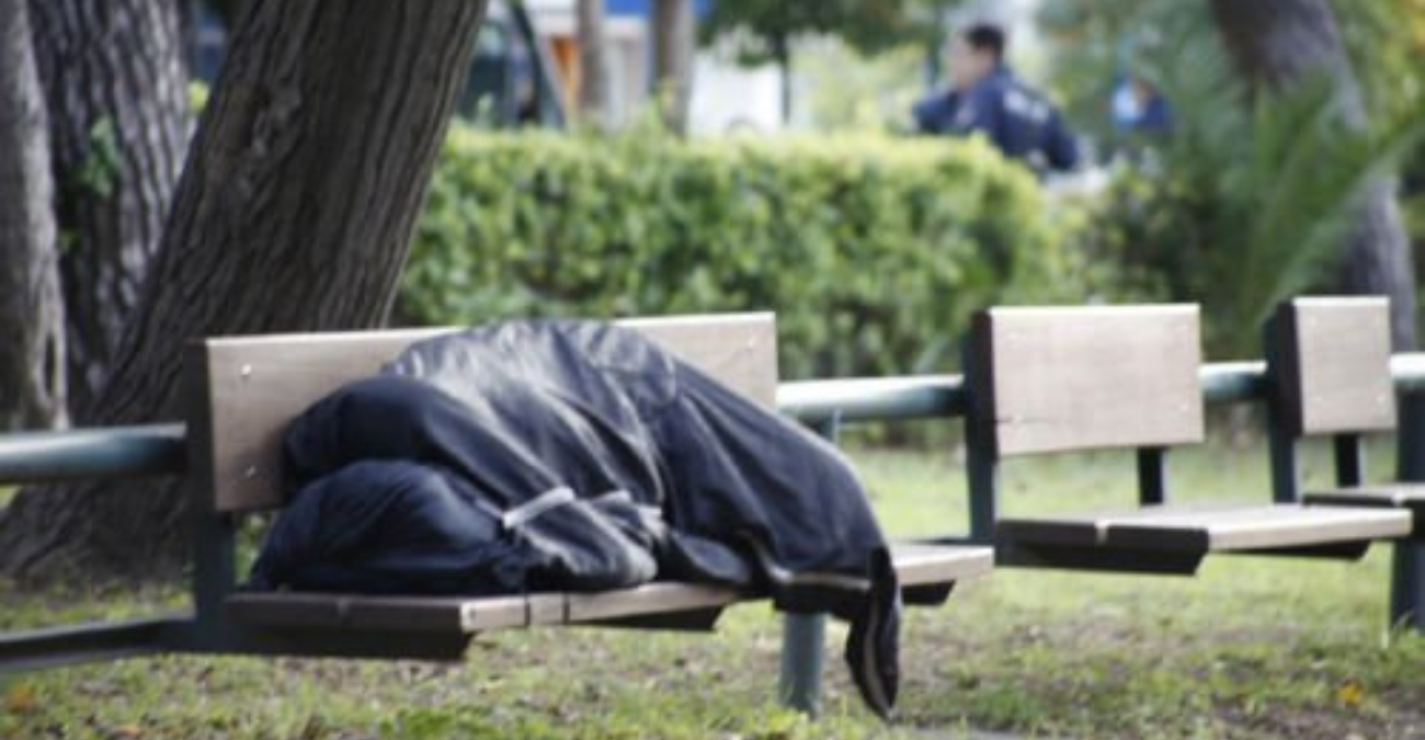 «Πέθανε μόνη σε ένα παγκάκι»: Συγκλονίζει η ανάρτηση Κύπριου ηθοποιού για άστεγη γυναίκα - Φωτογραφία