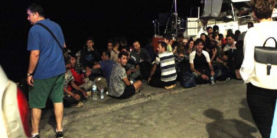 Κρήτη: Σώοι 21 μετανάστες που εντοπίστηκαν σε απόκρημνη ακτή στα Φαλάσαρνα