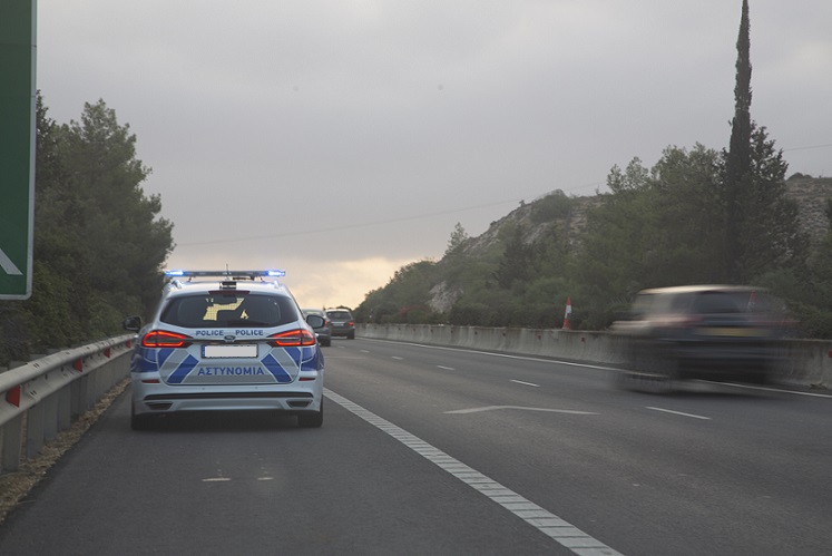 Συναγερμός στον αυτοκινητόδρομο: Όχημα τυλίχθηκε στις φλόγες - Κλειστή λωρίδα κυκλοφορίας - Λεπτομέρειες