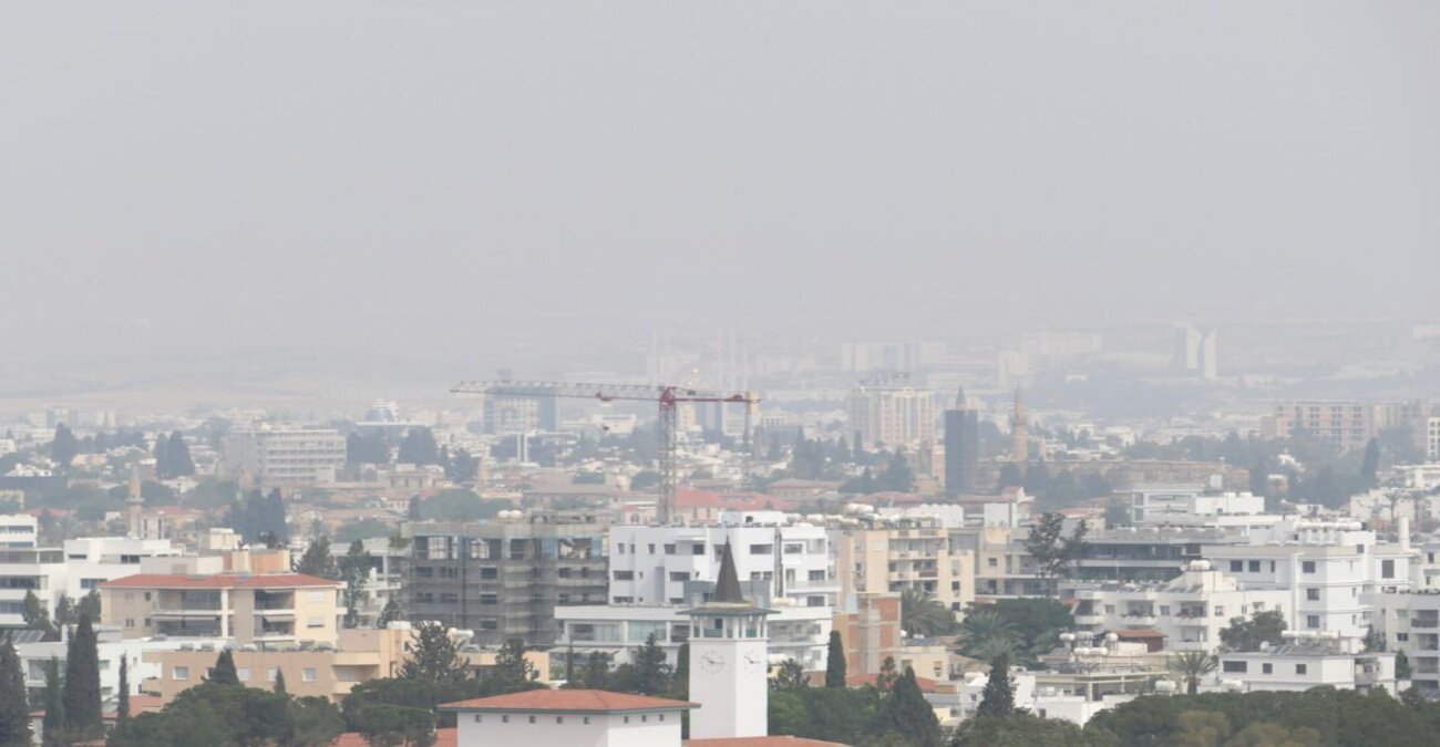 Σκόνη, ισχυροί άνεμοι και άνοδος της θερμοκρασίας: Τι μας επιφυλάσσει ο καιρός μέχρι την Τρίτη
