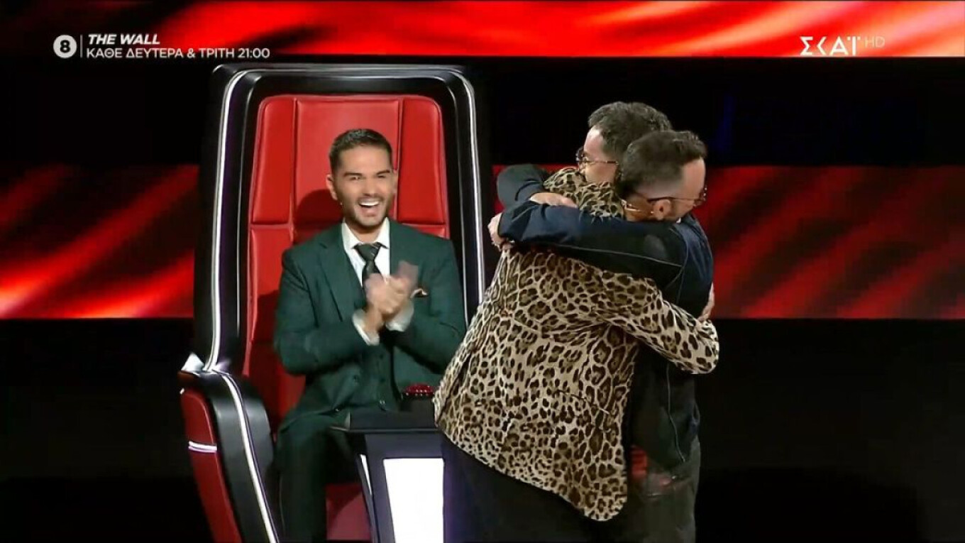 Άρπαξαν το μικρόφωνο και μάγεψαν το κοινό - To ντουέτο Μαζωνάκη - Μουζουράκη με το «Άπονη καρδιά» του Πάριου - Δείτε βίντεο