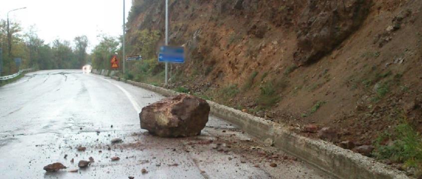 ΟΔΗΓΟΙ - ΠΡΟΣΟΧΗ: Κλειστός δρόμος στην Επαρχία Λεμεσού λόγω κατολισθήσεων πετρών