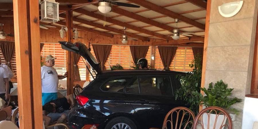 Άγιος Νικόλαος: Μπήκε με το αυτοκίνητο σε εστιατόριο - ΦΩΤΟΓΡΑΦΙΕΣ