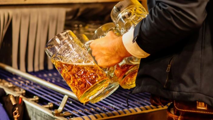Beer Train: Κι όμως υπάρχει ένα τρένο που σε πάει απευθείας στο Oktoberfest και είναι γεμάτο μπύρες