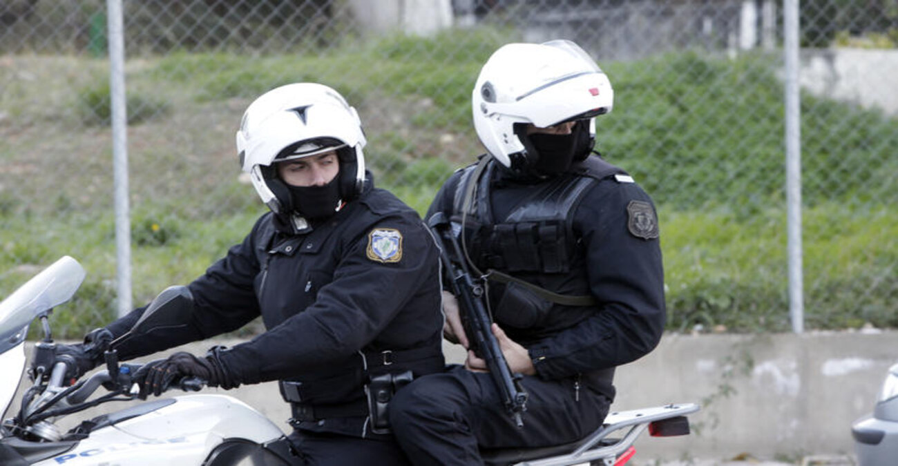 Σωτήρια παρέμβαση: Αστυνομικοί στην Πάτρα έσπασαν τζάμι αυτοκινήτου για να απεγκλωβίσουν βρέφος 20 ημερών