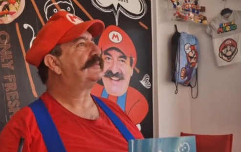 VIDEO: Ο «Super Mario» της Κρήτης - Ο υδραυλικός με το μουστάκι που έγινε viral φτιάχνοντας... κρέπες