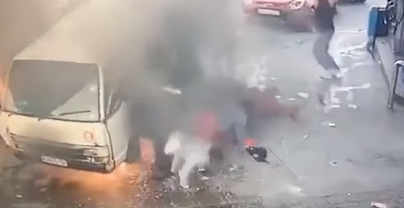 Τρόμος σε βενζινάδικο στη Νότια Αφρική: Βανάκι έπιασε φωτιά -  Πήδηξαν από τα παράθυρα για να γλιτώσουν