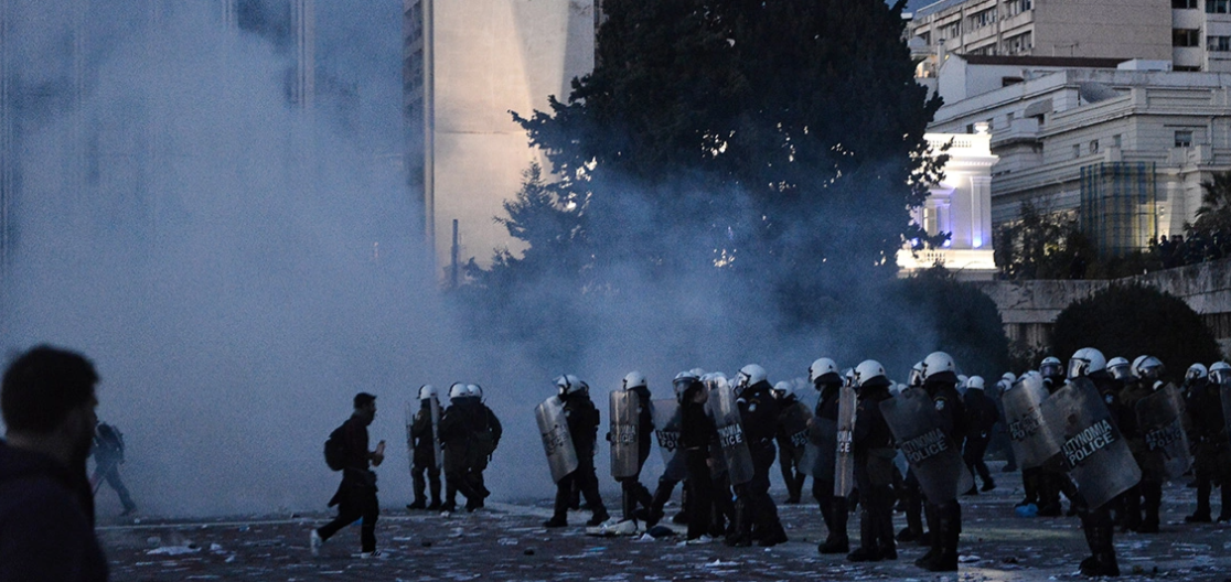 LIVE - Τέμπη: Νέος γύρος επεισοδίων στο Σύνταγμα με χημικά και μάχες σώμα με σώμα μεταξύ αστυνομίας και διαδηλωτών