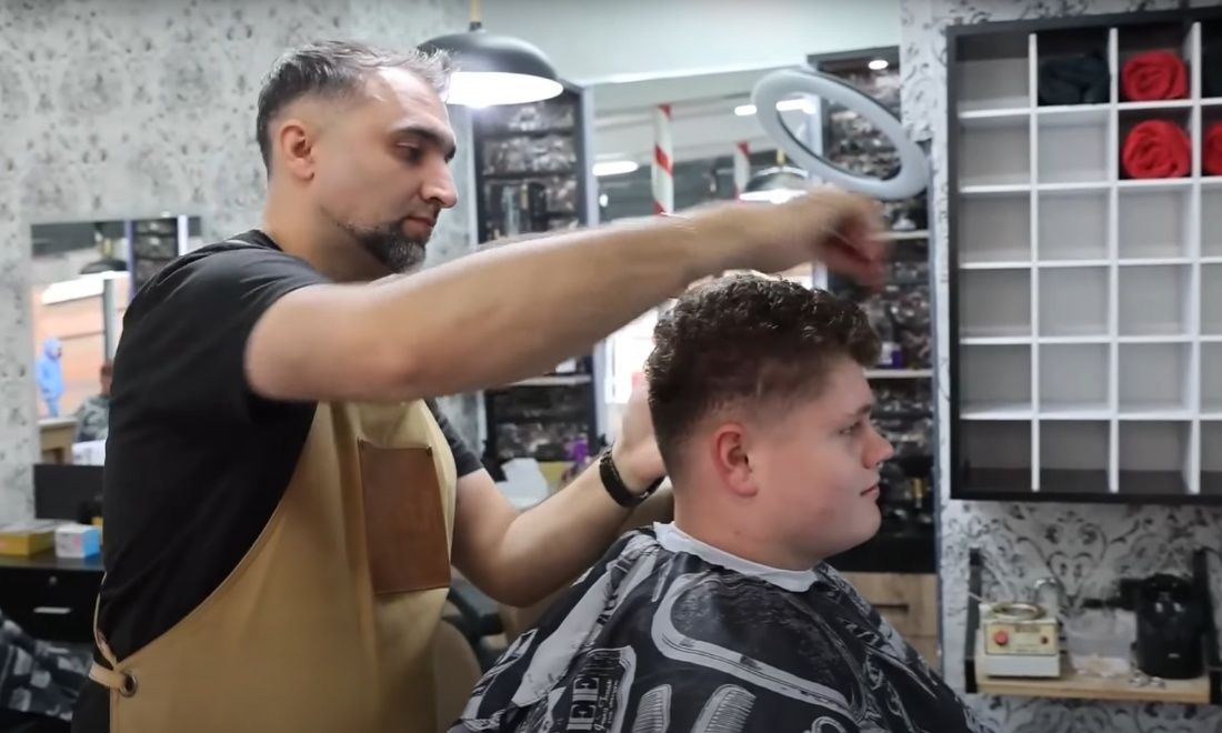 Έφηβος διαγνώστηκε με σπάνιο καρκίνο χάρη... στον κομμωτή του
