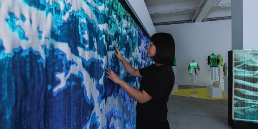 Χονγκ Κονγκ: Έφτιαξαν ύφασμα που... αλλάζει χρώματα μέσω τεχνητής νοημοσύνης - Βίντεο
