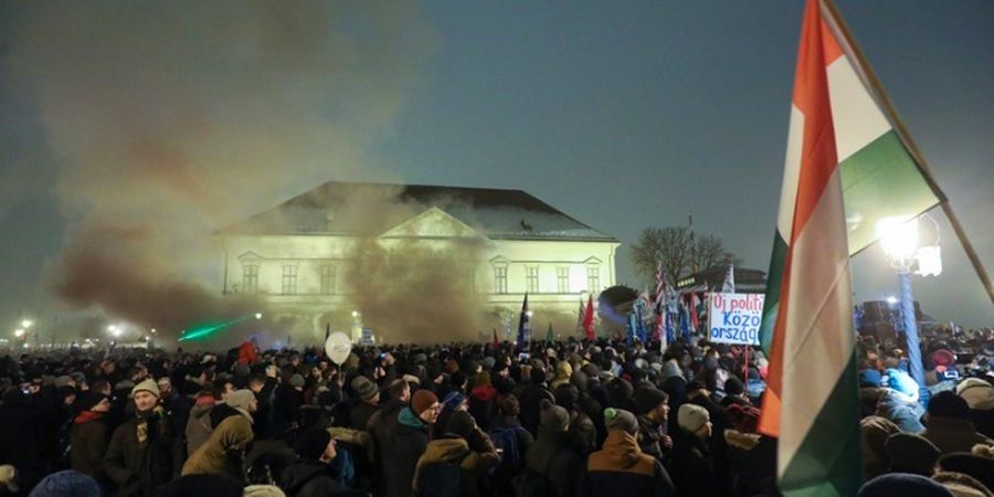 Χιλιάδες Ούγγροι διαδήλωσαν στη Βουδαπέστη κατά δύο νόμων του Όρμπαν