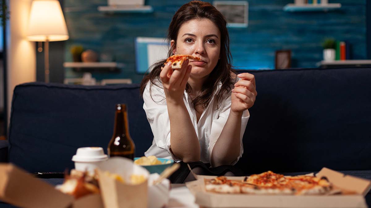 Τρώτε μέχρι σκασμού και μετά νιώθετε ενοχές; Η διατροφική διαταραχή που σας απειλεί