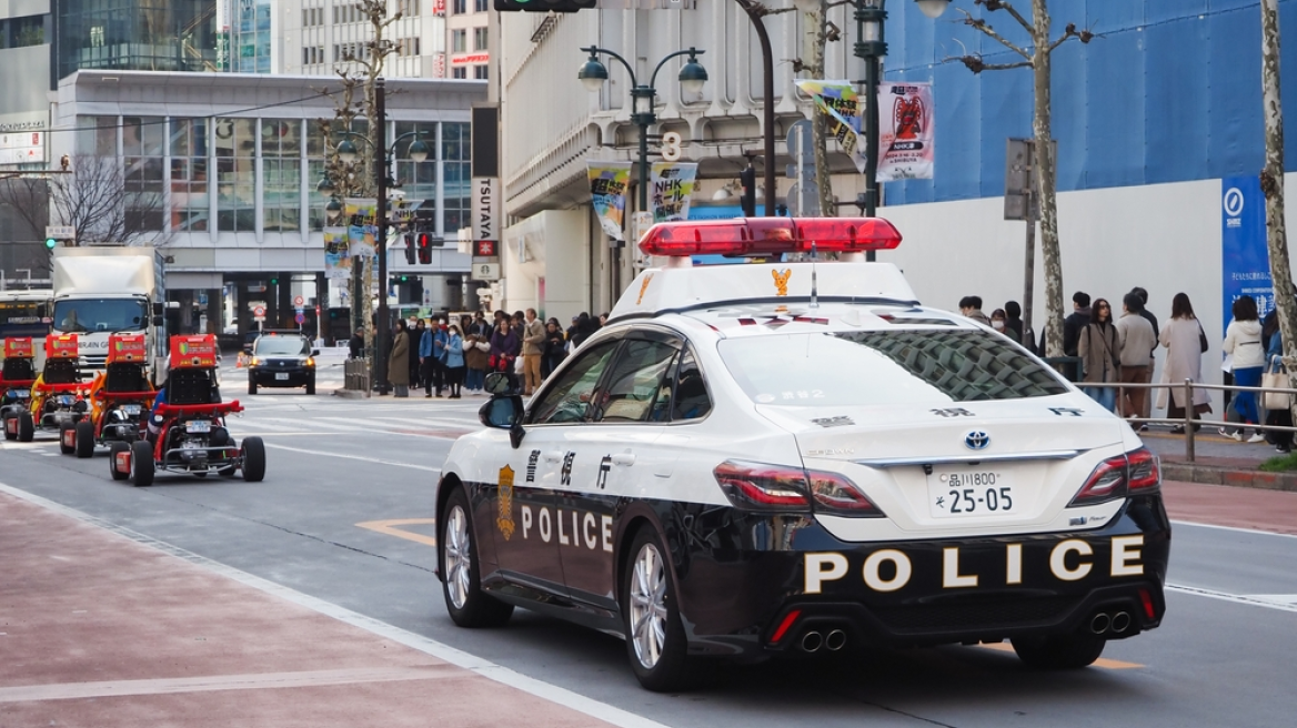 Άνδρας τραυμάτισε με σφυρί εφήβους «επειδή μιλούσαν δυνατά», ψέκασε με άγνωστη ουσία τρεις αστυνομικούς