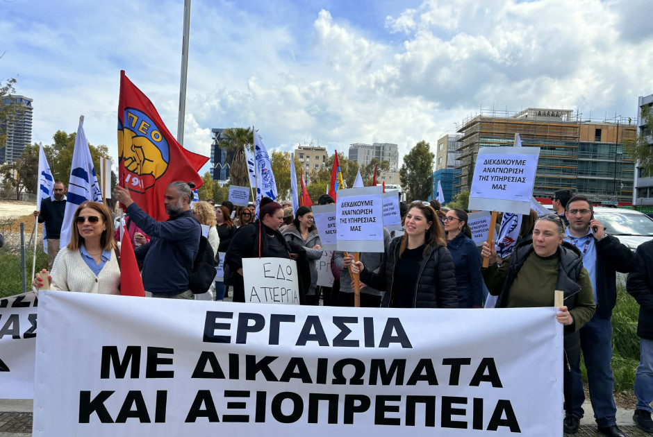 «Μισθοί πείνας, δεν είμαστε εργαζόμενοι Β' κατηγορίας» - Έξω από το Προεδρικό οι ωρομίσθιοι εργαζόμενοι