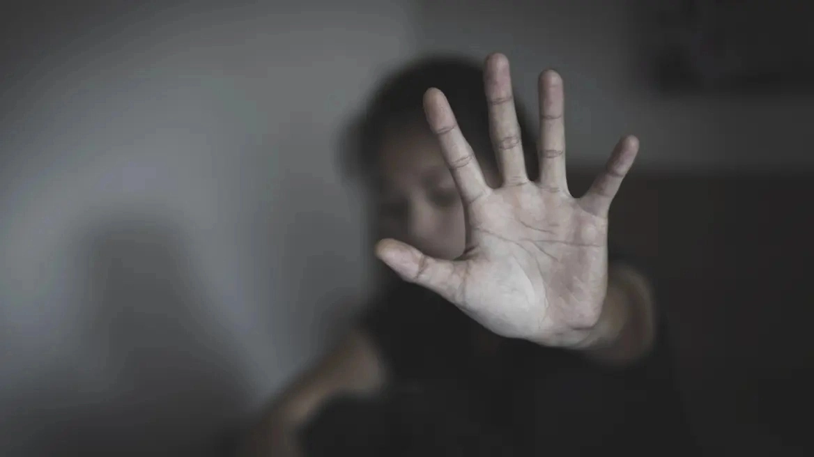 53χρονος απείλησε την 51χρονη σύντροφό του στην Αλόννησο - «Θα σφάξω εσένα, την κόρη σου και τον πρώην σύζυγό σου»