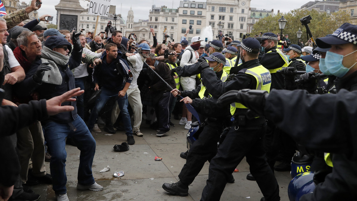 Βρετανία: Δέκα συλλήψεις διαδηλωτών και 4 αστυνομικοί τραυματίες  