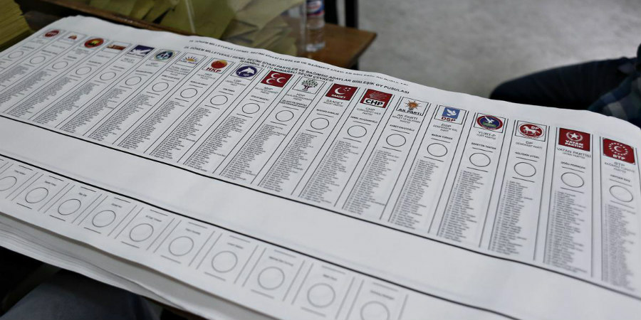 ΧΟΥΡΙΕΤ: Δέσμιο του ακροδεξιού ΜΗΡ το ΑΚΡ αν δεν εκλέξει 300 βουλευτές