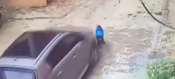 Πέρασε με το αμάξι πάνω από τον 3χρονο γιο της -Το αγοράκι σώθηκε από «θαύμα» - VIDEO