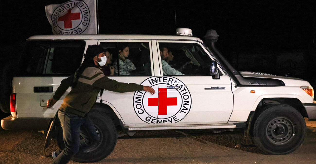 Πόλεμος στο Ισραήλ: Απελευθερώθηκε η τρίτη ομάδα ομήρων - Τους παρέλαβε ο Ερυθρός Σταυρός